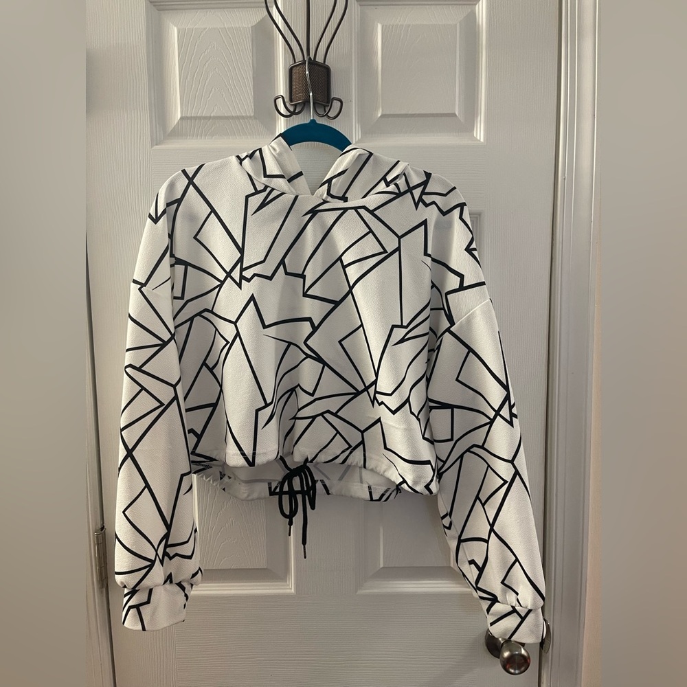 Black an White Crop top Hoodie an Pant set .. Size 1XL